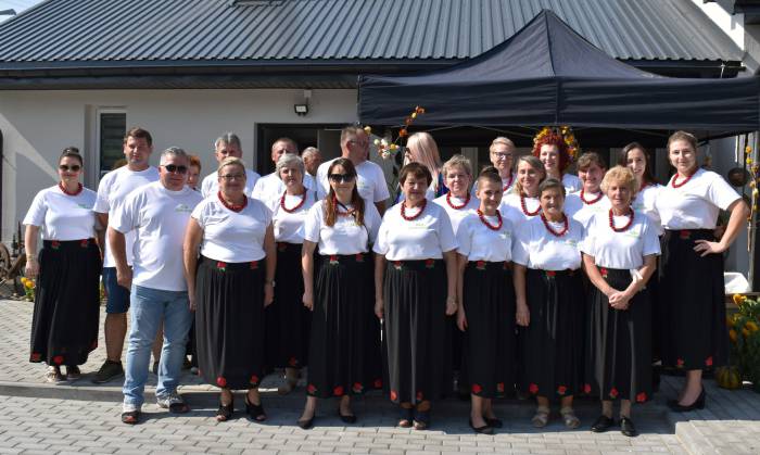 W Kole jest 8 gotujących mężczyzn i 26 kobiet w różnym wieku. Łączy ich pasja do swojej małej ojczyzny i wspólnego spędzania czasu. Festyn z akcją szczepień, to pierwsza inicjatywa aktywnych gospodyń