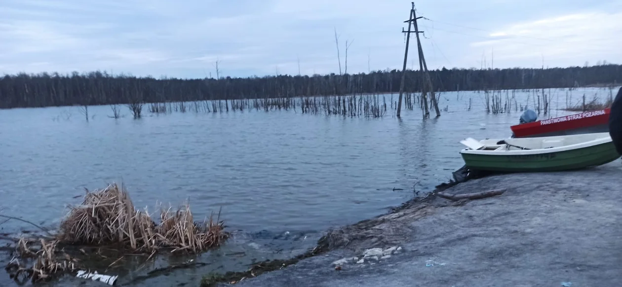 Powiat łęczyński: Łódź przewróciła się na rozlewisku. Nie żyje jedna osoba - Zdjęcie główne