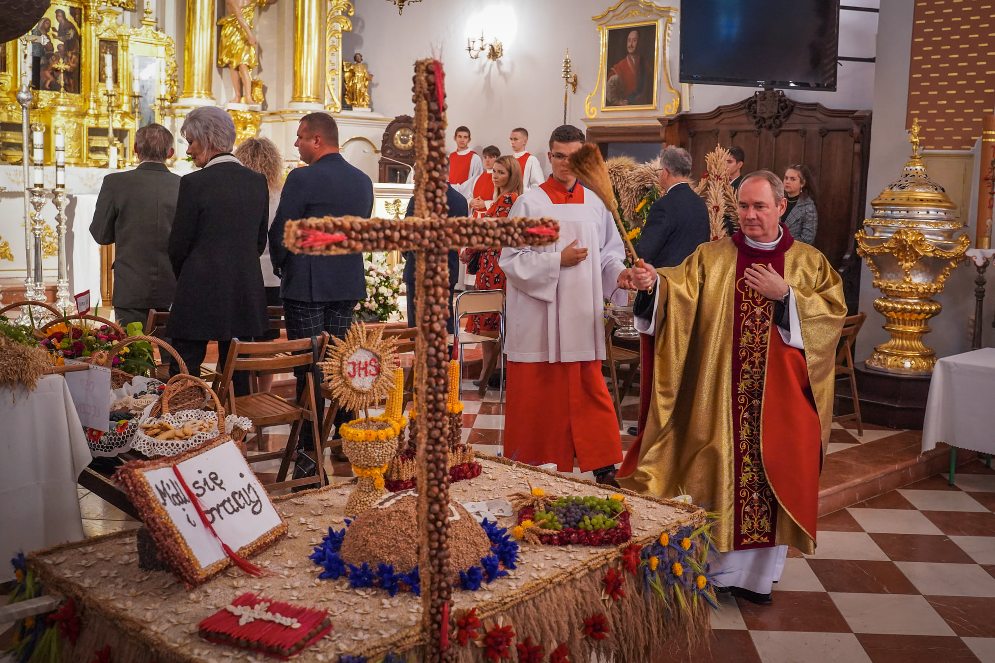  Łęczna: Nowy proboszcz "ma chody". Na dożynkach nawet zaświeciło słońce  - Zdjęcie główne