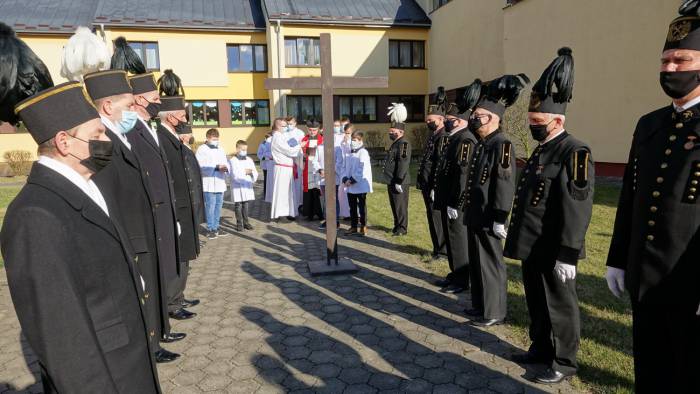  W tym roku wielkopiątkowa Droga Krzyżowa odbywała się wokół kościoła. Asystę przy krzyżu pełnili górnicy 