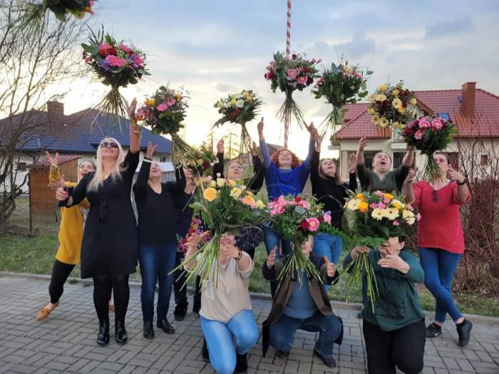 Bukiety jak marzenie z żywych kwiatów powstały na zajęciach praktycznych w Gminnym Centrum Kultury w Ziółkowie w gminie Spiczyn. Ukończenie kursu otwiera wiele możliwości do dalszej pracy w zawodzie florysty 20 kursantkom