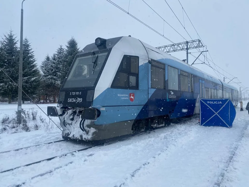 Jaszczów: Szynobus potrącił pracowników kolei, którzy odśnieżali tory. Jeden nie żyje - Zdjęcie główne