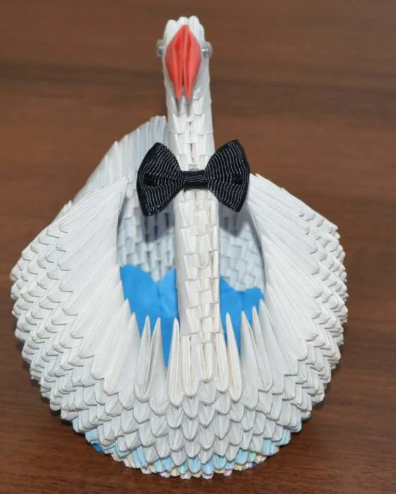 Łabędź wykonany techniką origami przez Wandę Woźnicę