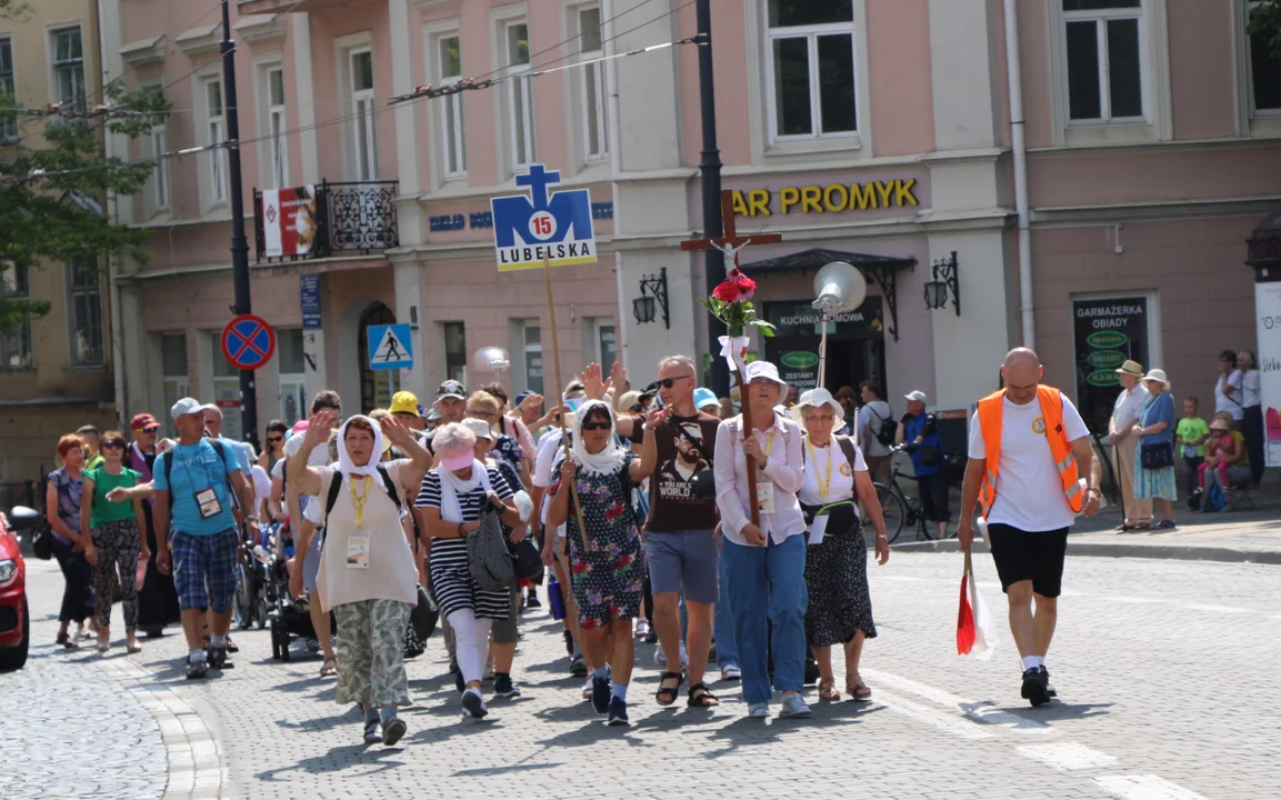 Nasi na 44 Lubelskiej Pieszej Pielgrzymce. Pielgrzymi z Łęcznej w drodze do Częstochowy (zdjęcia) - Zdjęcie główne