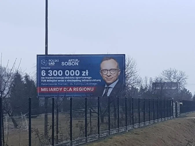  Jaszczów: Baner na słupie energetycznym u starosty. Bez zgody PGE - Zdjęcie główne