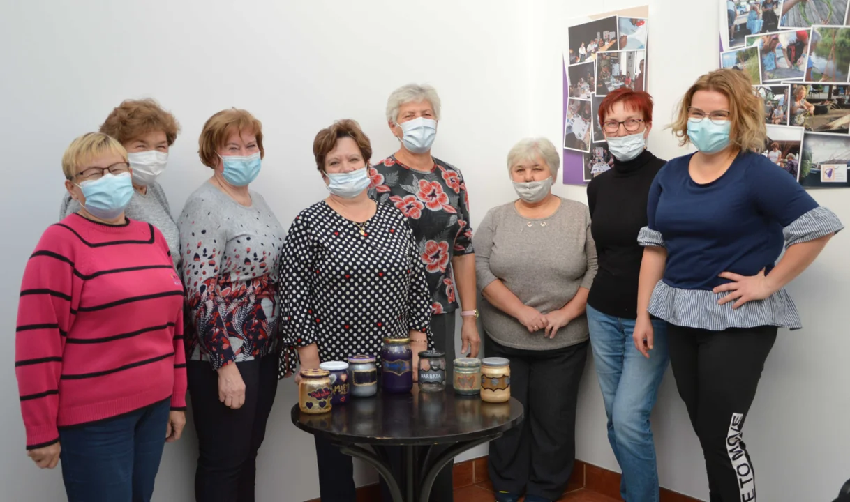 Eco Seniorzy z Milejowa (Klub Kreatywnych Kobiet przy Gminnym Ośrodku Kultury w Milejowie): Barbara Misiak, Wanda Budzio, Elżbieta Dziki, Teresa Grudzień, Renata Giszczak, Halina Wilczyńska, Ewa Sawic, Bożenna Gawrylak. Instruktor: Małgorzata Król-Smagała 