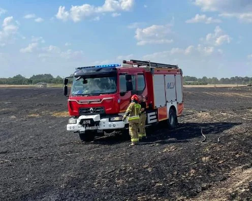 Ogromny pożar w powiecie łęczyńskim. Na miejscu 10 zastępów straży - Zdjęcie główne