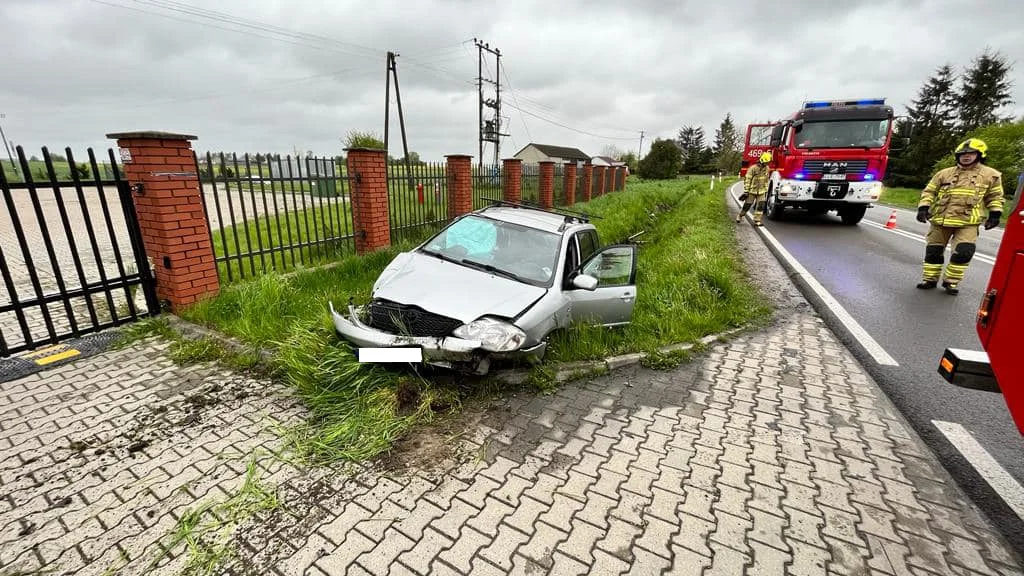 Powiat łęczyński: Wypadek osobówki. Dwie osoby trafiły do szpitala - Zdjęcie główne