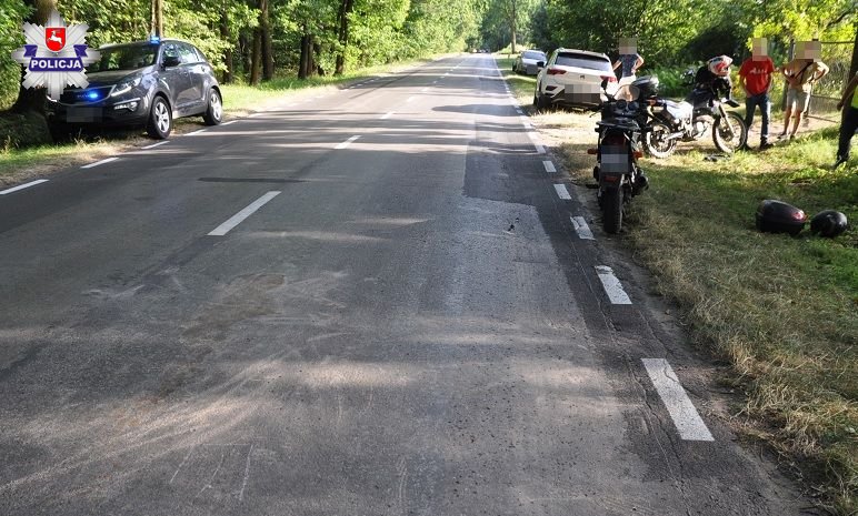 Motocyklista wjechał w inny motor i samochód  - Zdjęcie główne