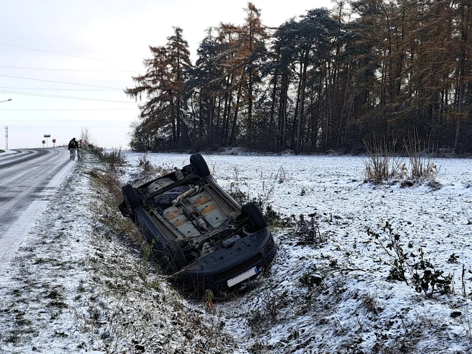 Powiat łęczyński: Auto wpadło w poślizg i dachowało - Zdjęcie główne