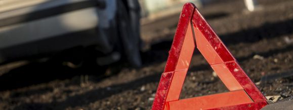 Leżał na środku jezdni, przejechał go samochód - Zdjęcie główne