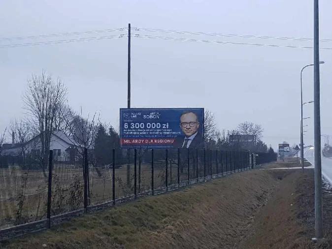 Starosta łęczyński się tłumaczy: Pracownik był na urlopie, a baner nie wisiał na słupie energetycznym - Zdjęcie główne