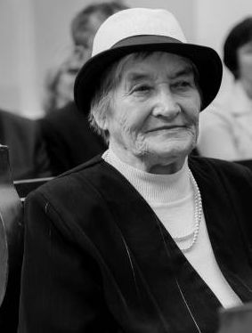 Maria Szymańska (1926-2021) - w 2009 r. prezydent Lech Kaczyński odznaczył Krzyżem Kawalerskim Orderu Odrodzenia Polski. Była łączniczką, sanitariuszką, kolporterką prasy podziemnej Armii Krajowej, a potem Zrzeszenia Wolność i Niezawisłość w oddziale »Uskoka«. W latach 1944-1947 została dwukrotnie aresztowana przez UBP i NKWD, przechodząc przez niezliczone maratony przesłuchań, połączonych z biciem i znęcaniem się. Przebywała w aresztach w Lubartowie, Lublinie na Probostwie, a potem przez dwa lata była więziona na Zamku w Lublinie. Dzięki własnej intuicji i pomocy sąsiadów uniknęła ponownego aresztowania. Następnie wyjechała na Ziemie Zachodnie, gdzie pracując, ukrywała się do 1950 roku. Maria Szymańska przez niemal całe życie była związana z gminą Ludwin. Ciężką pracę w gospodarstwie w Starym Radzicu łączyła z wychowaniem czwórki dzieci. Doczekała się dziewięciorga wnucząt i ośmiorga prawnucząt. Zmarła 9 sierpnia 2021 r.