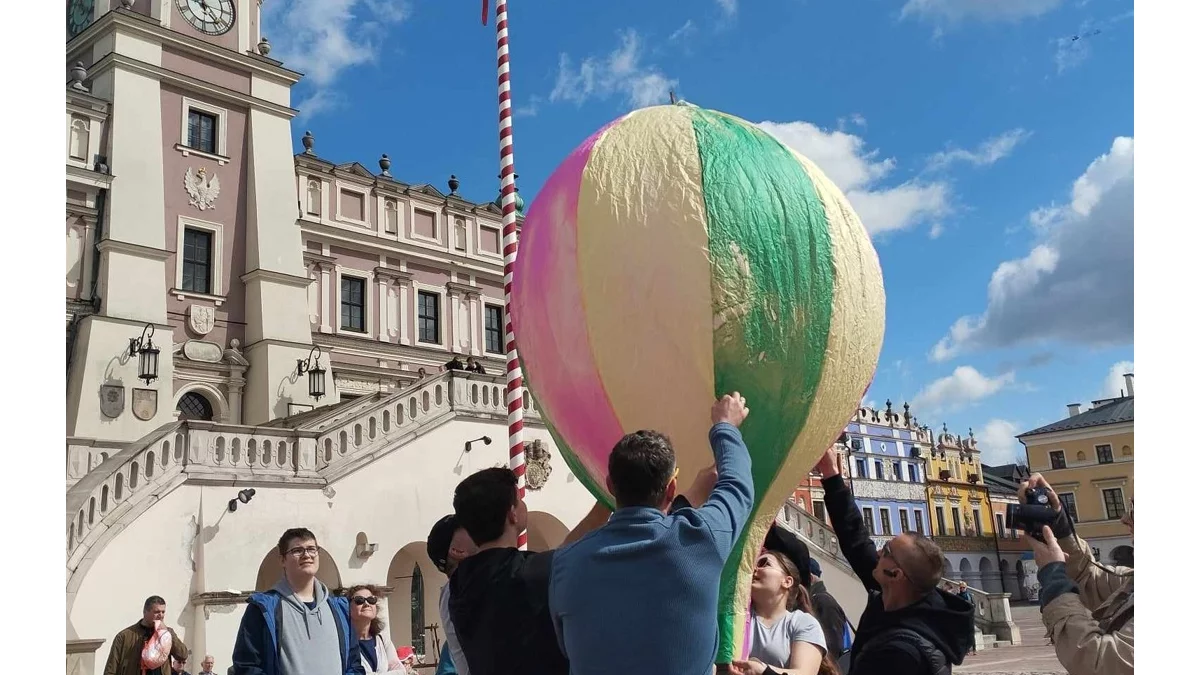 Rynek Wielki w Zamościu, w sobotę odleci - Zdjęcie główne