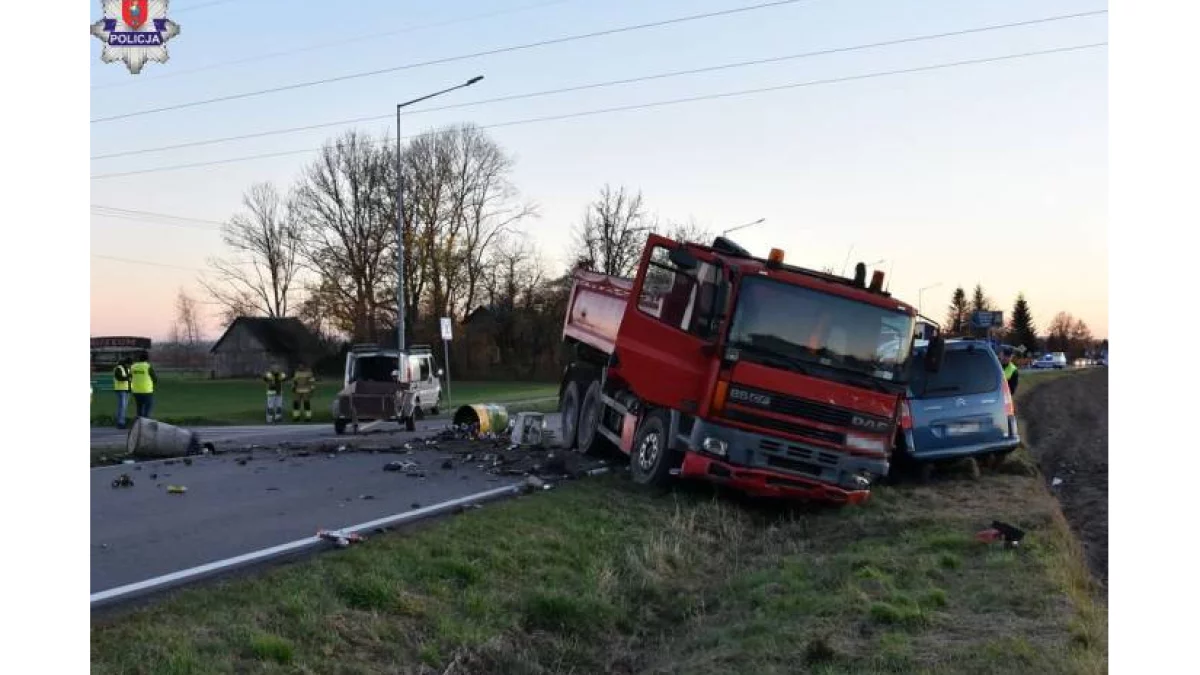 Powiat zamojski: Osobówka zderzyła się z ciężarówką. Dwójka dzieci trafiła do szpitala - Zdjęcie główne